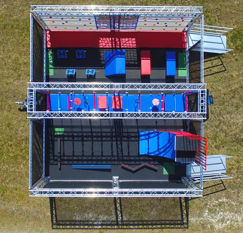 奇樂(lè)游樂(lè)是游樂(lè)設(shè)備實(shí)力廠家，美國(guó) Galaxy Multi Rides是奇樂(lè)在美國(guó)做的忍者道拓展項(xiàng)目，是一個(gè)在戶外搭建起來(lái)的拓展項(xiàng)目，室內(nèi)大人，青少年挑戰(zhàn)，游玩的項(xiàng)目。本忍者道拓展有攀巖墻，空中攀爬挑戰(zhàn)關(guān)卡都能多種拓展項(xiàng)目，是由奇樂(lè)優(yōu)秀的設(shè)計(jì)師團(tuán)隊(duì)設(shè)計(jì)出來(lái)的方案，忍者道拓展項(xiàng)目在國(guó)外是非常流行的一種項(xiàng)目之一，它是可以鍛煉游玩者的體能，需要有優(yōu)秀的身體素質(zhì)，也能鍛煉游玩者的身體。